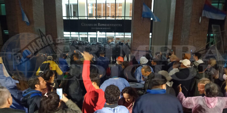 La sesión se desarrolla mientras afuera del recinto se intensifica la protesta de estatales