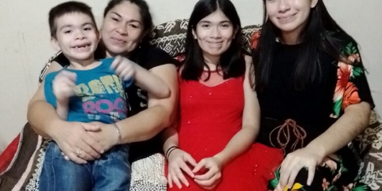 Equipo de contención. Valentina con su hermosa familia que la acompaña en sus desafíos y celebra sus logros.