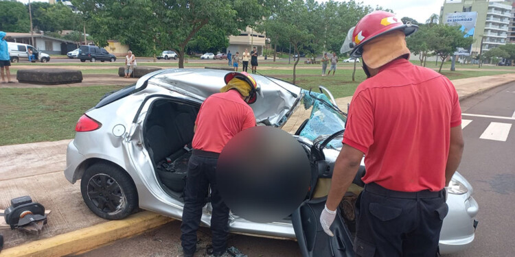 BOMBEROS EN CONTINGENCIA. Efectivos policiales rescatan a uno de los alumnos que se dirigían a una clase de educación física.