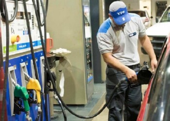 El Gobierno define si aplica o no en junio el aumento del impuesto a los combustibles