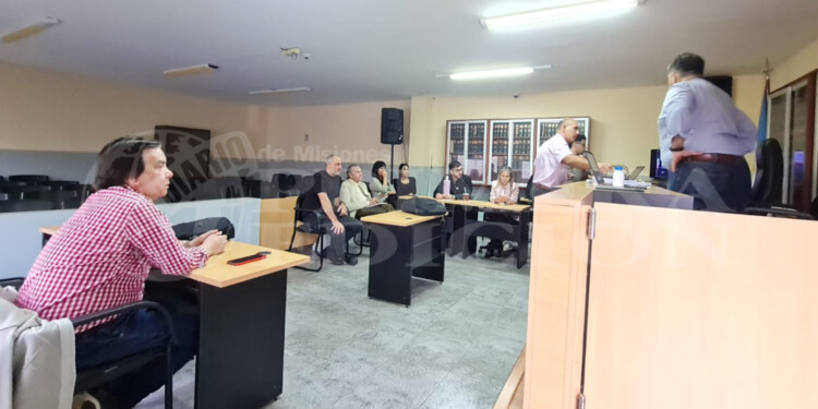 PARTES. La defensa del acusado (primero izquierda), la querella defensora de las familias Martínez y Ceballos (en el fondo) se presentaron para abrir el sobre con los registros fílmicos.