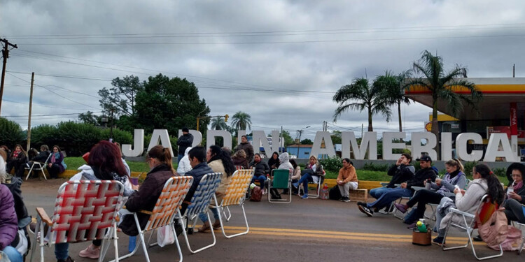 CON FRÍO. Docentes volvieron a salir a reclamar ayer en las calles.