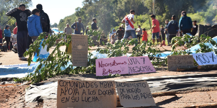EN LAS CALLES. Ayer se unieron a las protestas docentes y acompañaron el corte sobre la ruta provincial 7.