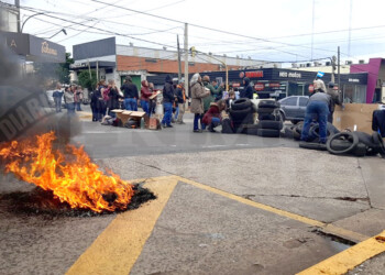 Posadas: grupo de docentes se apostó sobre avenida Uruguay, a metros de la protesta policial
