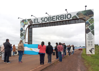 Docentes en lucha conmemoraron el 25 de Mayo en el acceso a El Soberbio