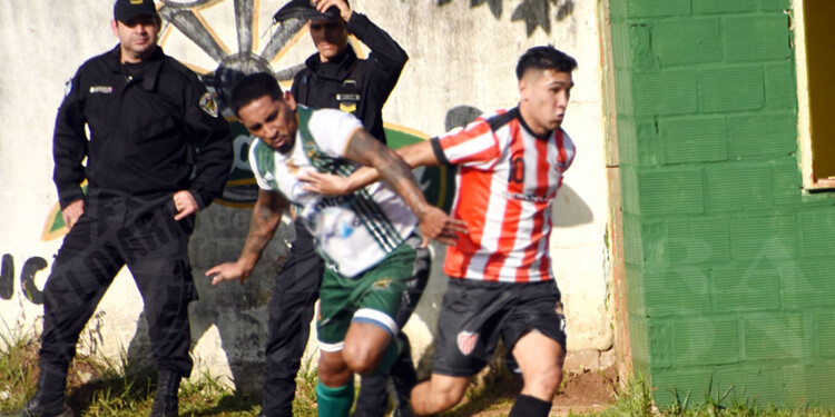 SEGURIDAD. La presencia de policías es fundamental para el desarrollo de un partido oficial de fútbol en Misiones.