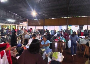 Feria de ropa y bazar en la Parroquia Santos Mártires