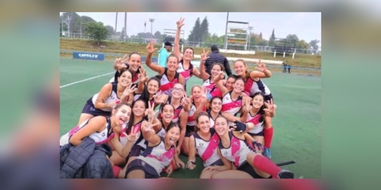PURO FESTEJO. La Primera de Guaraní celebra su tercer puesto en Paraná.