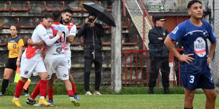 DOS CARAS. Guaraní celebra el gol de Golombia, mientras lo sufre el Decano.