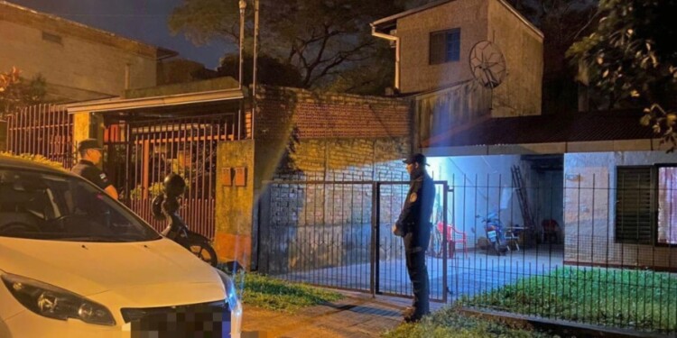 CUSTODIA. Minutos antes del arribo de la policía, había personas frente a la casa que huyeron cuando llegó el hijo.