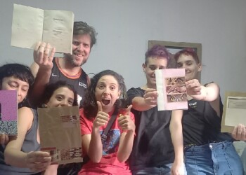 “No hace falta comprar cosas, se puede hacer libros con lo que tengamos en casa”