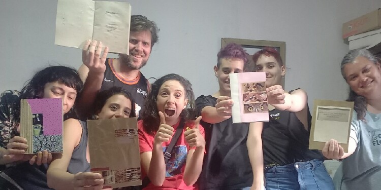 U N MUNDO MÁGICO. "Todos nos podemos enseñar cosas, es importante compartir el saber, yo aprendí así, a mí me enseñaron con paciencia, se sentaron conmigo y me fueron mostrando”, contó Laura Rodrigues
Editora artesanal y hacedora de libros.