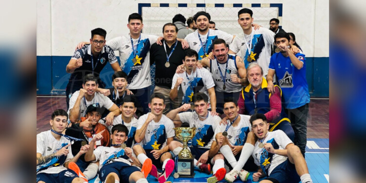 GIGANTES. El multicampeón eldoradense viajó a Corrientes y se quedó con el Nacional Copa de Plata. (Foto gentileza C.Reble).