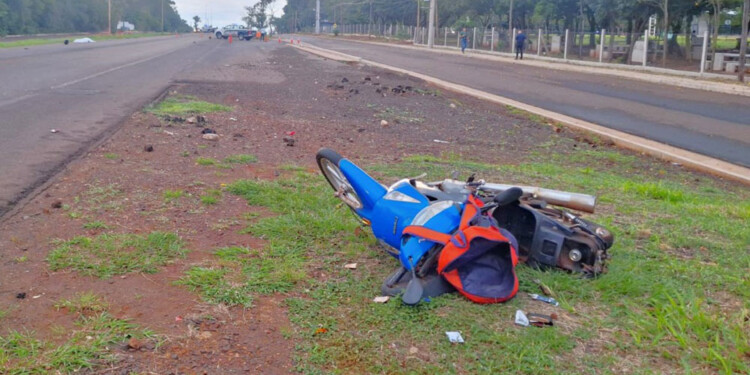 PARQUE DE LA CIUDAD. La motocicleta de Martínez destrozada y al fondo de la imagen su cuerpo tapado ya sin vida.