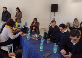 Dos gremios docentes de la Mesa de Diálogo firmaron acuerdo salarial y los otros van al paro