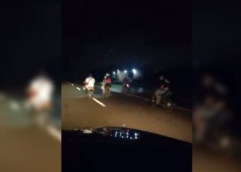 Imprudencia al volante en Misiones: iban acostados en la moto conduciendo a alta velocidad y quedaron grabados