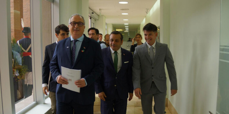 El gobernador, Hugo Passalacqua, el presidente de la Legislatura, Oscar Herrera Ahuad, y el vicegobernador, Lucas Romero Spinelli