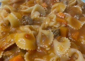 Cómo hacer un rico guiso de fideos moñitos, un clásico para pasar el frío