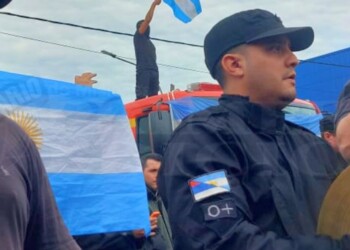 Cabo de la policía ofrece servicio gratuito de lavandería para efectivos que se encuentren en la protesta policial