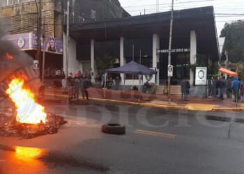 Efectivos de la Policía de Misiones se manifiestan frente al Comando Radioeléctrico I en reclamo salarial