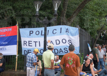 En su aniversario, policías retirados también reclaman recomposición salarial