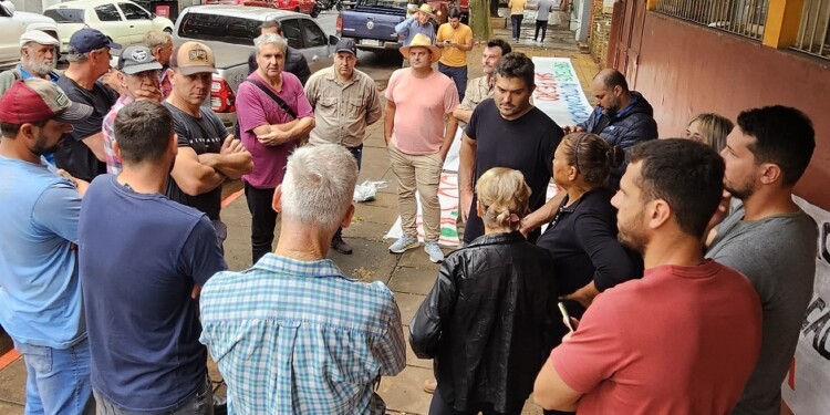 PEDIDOS. El ministro Sartori escuchó los pedidos de los productores que viajaron hasta Posadas, en la puerta del INYM y se comprometió a gestionar soluciones para el sector.