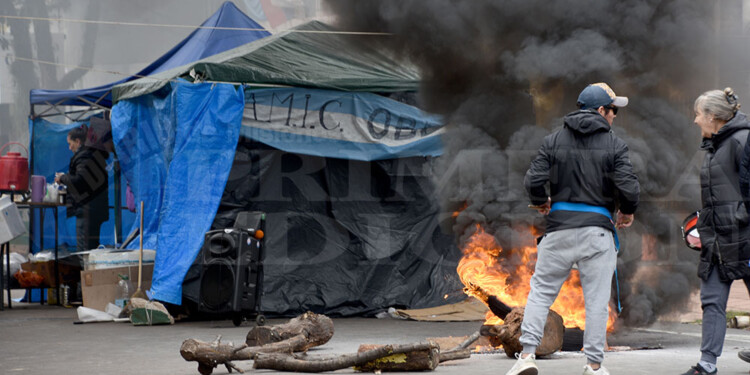 EN PIE. Ayer se cumplieron ocho días del acampe de salud frente al Ministerio.