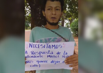 Se encadenó frente a la Municipalidad de Santa Ana por “falsas promesas de compaña” de la intendenta