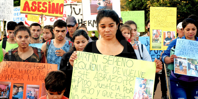 FRENTE AL RECLAMO. Karina acompañada por su familia y vecinos durante una de las marchas pacíficas en Jardín América para que se esclarezca el caso.