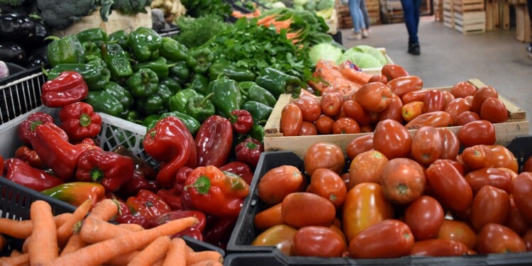 CAMBIO EN LAS VENTAS. Comerciantes afirman que los consumidores dejaron de comprar por kilo los tomates para comprar por unidades o en cantidades menores.