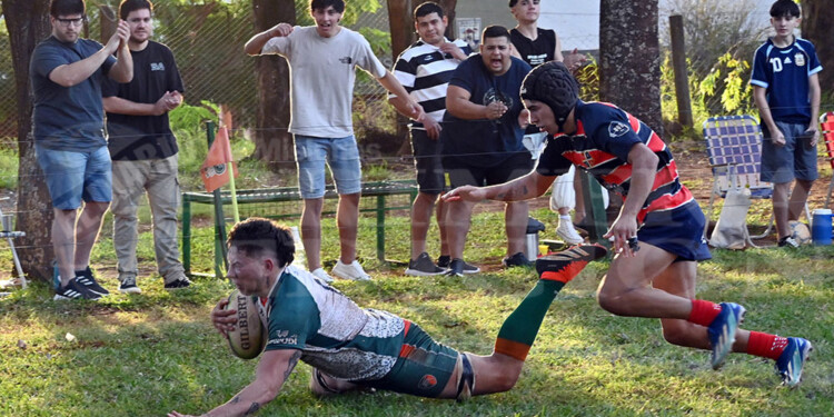TRY DE LOMAS. Franco Flieger aterriza en el ingoal y apoya su segundo ensayo, ante el festejo del público local.