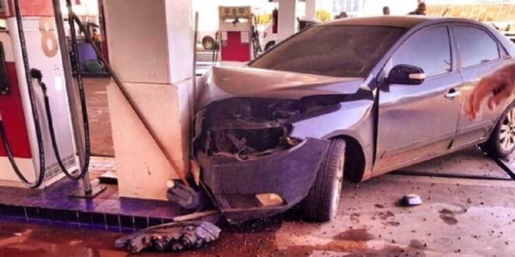 ABRUPTO FINAL. El automóvil en el que huyeron los asaltantes impactó contra el surtidor de una estación de servicios.