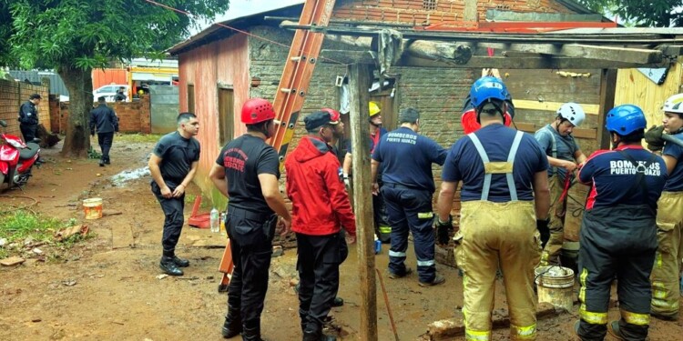 EQUIPO COMPLETO. Rescatistas de Bomberos y el subjefe de la Policía, Marcos López Asencio, en el procedimiento el viernes.
