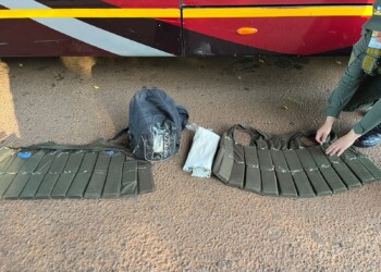 Notaron el nerviosismo en sus rostros y los hicieron bajar del colectivo: llevaban adosados al cuerpo 120 smartphones