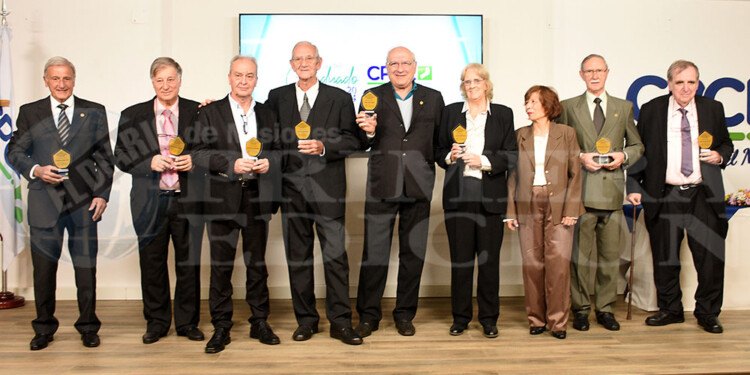 CÁLIDOS RECUERDOS Y SENTIMIENTOS DE ORGULLO. Es lo que vivieron los profesionales al ser reconocidos durante la ceremonia en la sede del CPCM.
