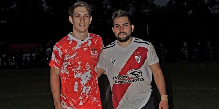 Darío Vargas (izquierda) de Paraná FC  junto a Enzo Zarate, volante de Buenaventura.