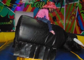 Tragedia en un pelotero: niña de 7 años murió tras caer de un toro mecánico