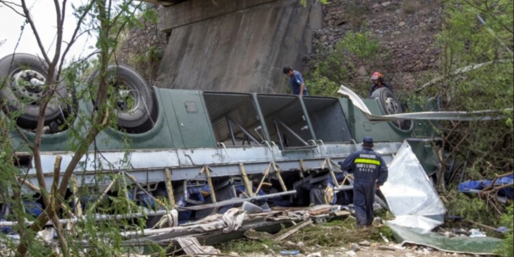 CONMOCIÓN NACIONAL. El micro que trasladaba a los uniformados cayó en un barranco al costado de la ruta nacional 34, en Salta, dejando como saldo la muerte de 43 personas el 14 de diciembre de 2015.