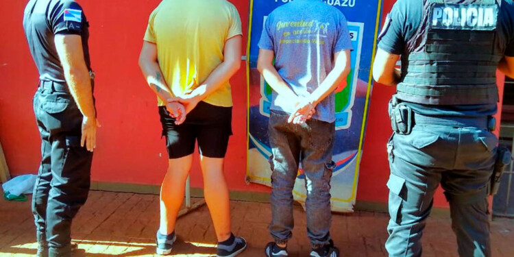 MANIOBRA FRAUDULENTA. El falso promotor, que seguirá preso, junto a un joven que luego recuperó su libertad.