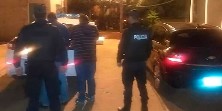 APREHENSIÓN. El padre (de remera a rayas) a las pocas horas del hecho junto a uno de sus hijos también implicado.