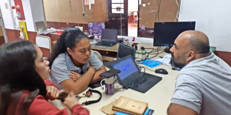 TALLER. Estudiantes se encargan de programar este Chat Bot, subiendo información para las respuestas de la IA.