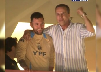 Quién es Cristóbal Soria, el periodista que apareció en la ventana junto a Messi