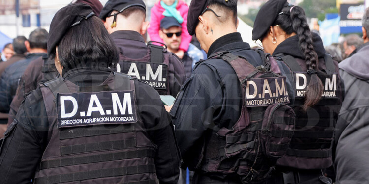 RECLAMO PÚBLICO. El acampe duró doce días frente al Comando Radioeléctrico UR-I e incluyó a efectivos en motocicletas.