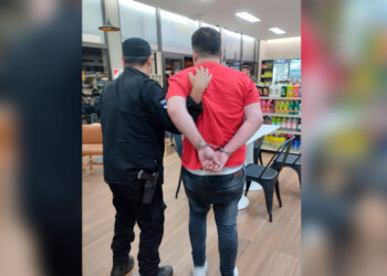 A golpes, víctimas del “zar de las estafas” de Santiago del Estero lo atraparon en Iguazú