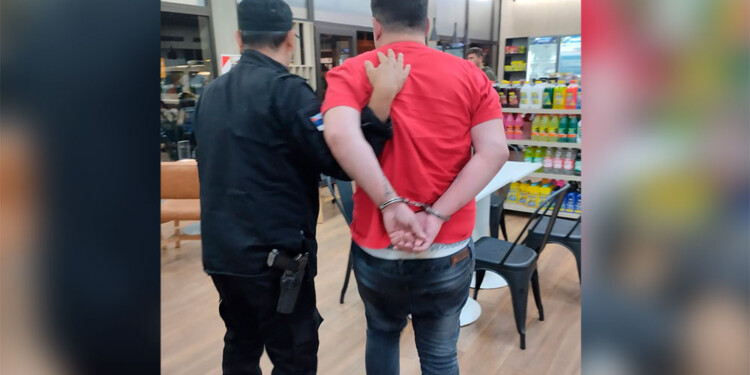 ESPOSADO. Martes por la noche en una estación de servicios del barrio Las Leñas de Iguazú.