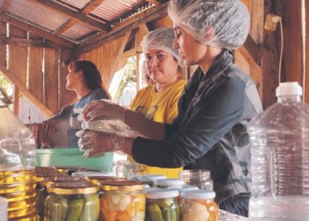 Envasan productos de la chacra y así sacan a flote a sus familias