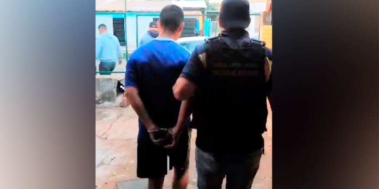 ALLANAMIENTO Y CAPTURA. “Beto” Martínez, esposado y llevado a una celda. Fue ayer a la mañana en el barrio Fátima de Garupá.
