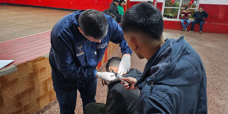 COMPLEMENTO. Un equipo de Salud Pública también brindó atención a quienes pernoctaron en el Huracán.