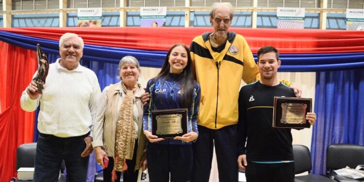 PREMIOS. Familiares de Mariela Delgado, Camila Tello y Mario Ríos junto a “Finito”.