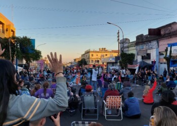 Docentes en lucha mantendrán el acampe y el domingo harán una marcha en la costanera